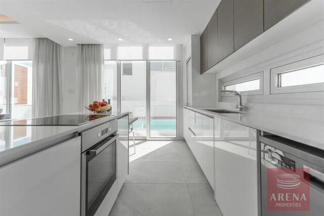 detachedHouse-6a3e7d5f4ca8a.jpg