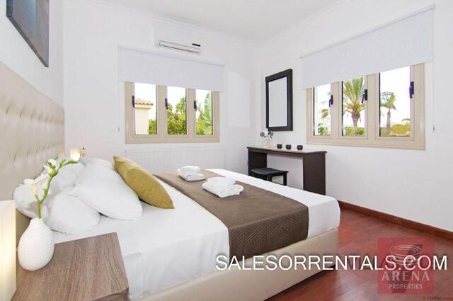 detachedHouse-20-6-BED-villa-in-paralimni-5449.jpg