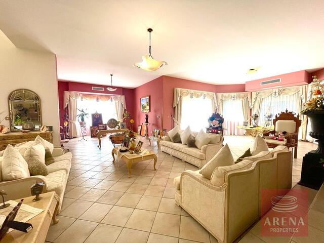 detachedHouse-21-5-bed-villa-in-Alethriko-7500.jpeg