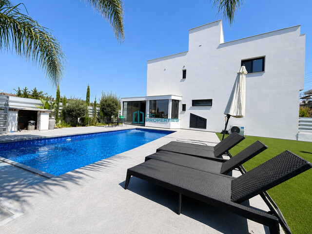 Recently Renovated - Three Bedroom + 1 Office  Detached House in Oroklini With Private Pool And Landscaping Garden Area – photo 2
