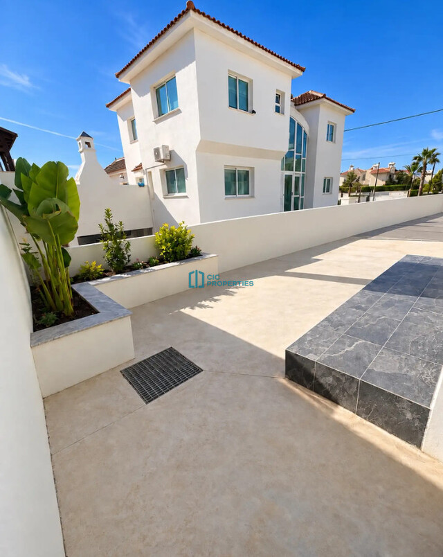 Spacious Modern 4 Bedroom Bungalow on  Dhekelia Road - Oroklini Touristic Area – photo 14