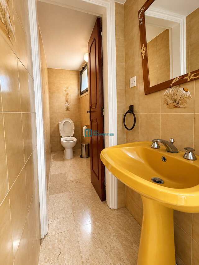 Spacious 4-Bedroom First-Floor Apartment with Fireplace in Faneromeni, Larnaca – photo 7