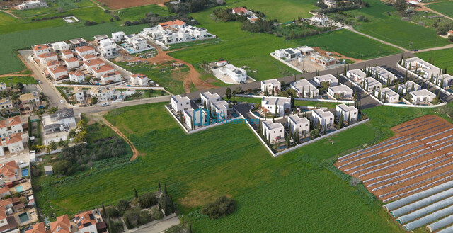 Cozy -  3 Bedroom  Bungalow in Frenaros in Gated Complex with Optional Swimming Pool – photo 8