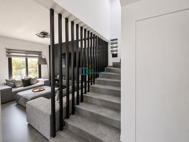 Recently Renovated - Three Bedroom + 1 Office  Detached House in Oroklini With Private Pool And Landscaping Garden Area – photo 3