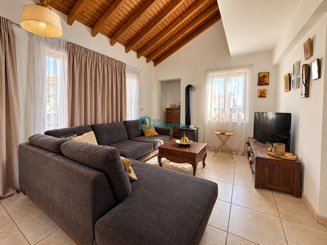 Spacious 4-Bedroom First-Floor Apartment with Fireplace in Faneromeni, Larnaca – photo 13
