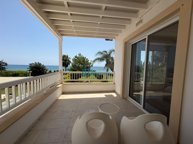 Sea Front Villa With Private Pool in Perivolia, Larnaca – photo 15