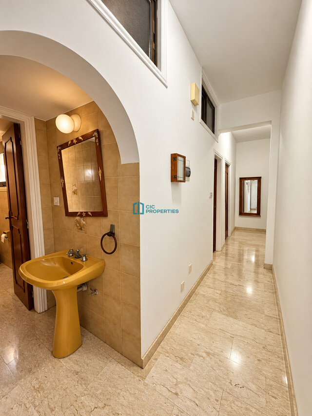 Spacious 4-Bedroom First-Floor Apartment with Fireplace in Faneromeni, Larnaca – photo 6