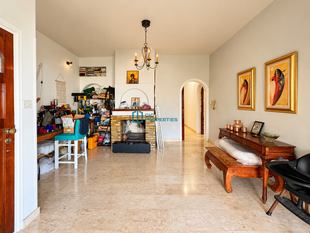 Spacious 4-Bedroom First-Floor Apartment with Fireplace in Faneromeni, Larnaca – photo 3