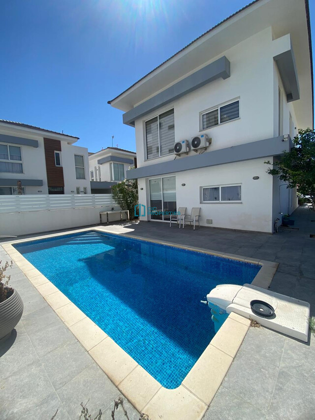 Spacious Four Bedroom House with Private Pool – photo 11