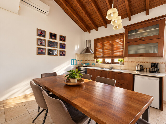 Spacious 4-Bedroom First-Floor Apartment with Fireplace in Faneromeni, Larnaca – photo 14
