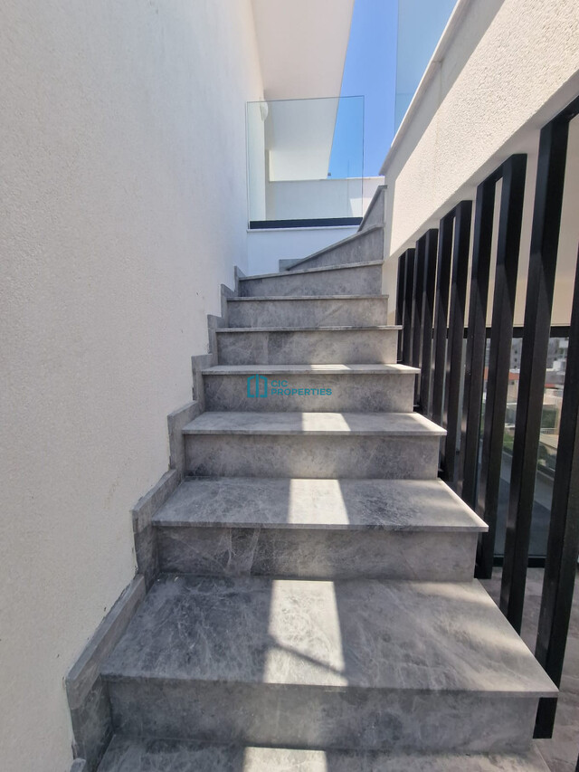 Modern Penthouse Apartment in Vibrant Kamares Area – photo 17