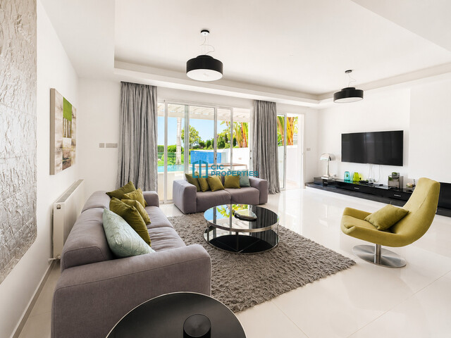 Sea Front Villa With Private Pool in Perivolia, Larnaca – photo 8