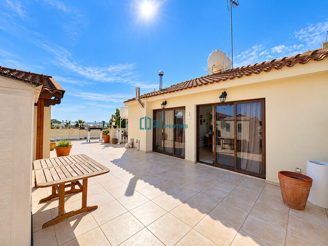 Spacious 4-Bedroom First-Floor Apartment with Fireplace in Faneromeni, Larnaca – photo 2