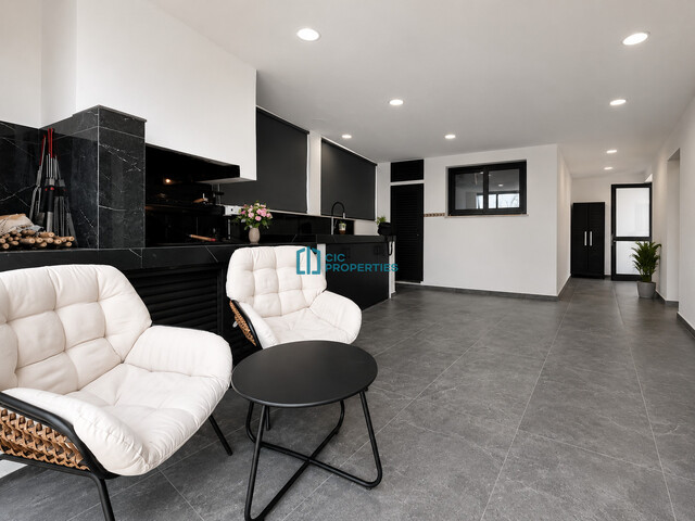 Recently Renovated - Three Bedroom + 1 Office  Detached House in Oroklini With Private Pool And Landscaping Garden Area – photo 11