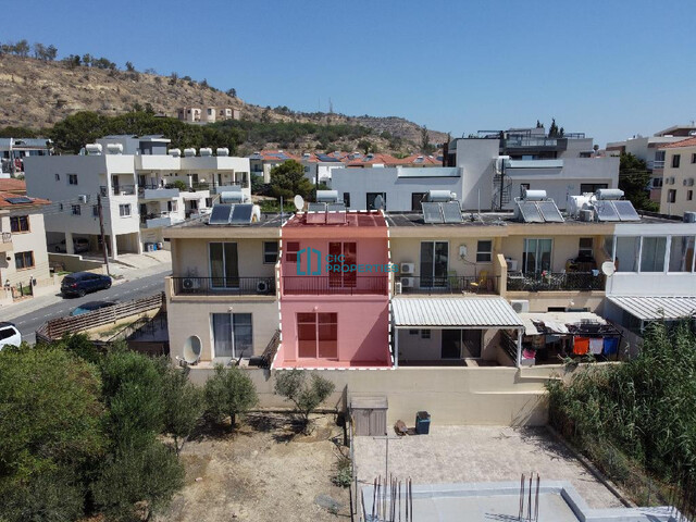 Cozy Maisonette with Three Bedrooms in Oroklini Area with Small Front & Back Garden Area – photo 1