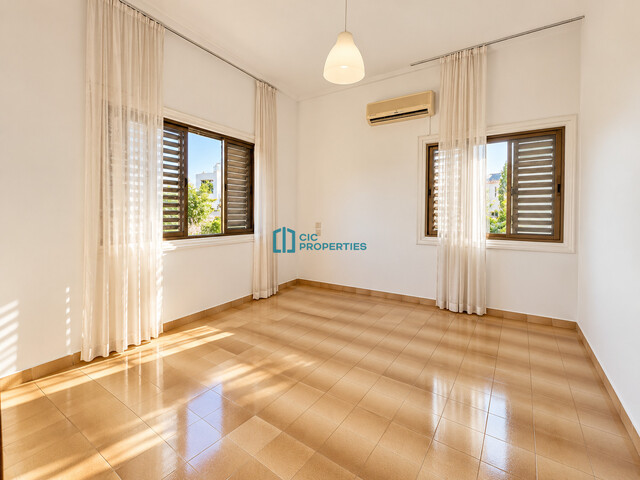 Spacious 4-Bedroom First-Floor Apartment with Fireplace in Faneromeni, Larnaca – photo 12