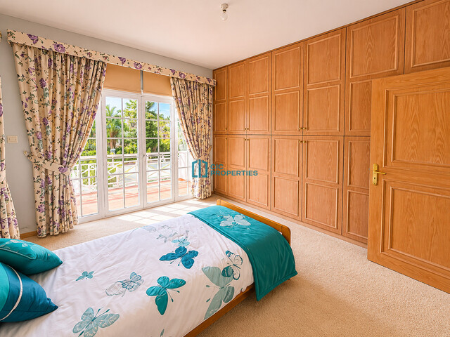 detachedHouse-6a141b796dbe3.jpg