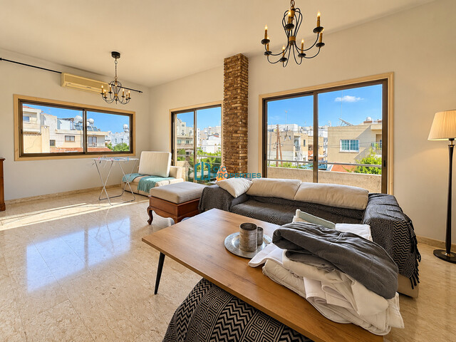 Spacious 4-Bedroom First-Floor Apartment with Fireplace in Faneromeni, Larnaca – photo 4
