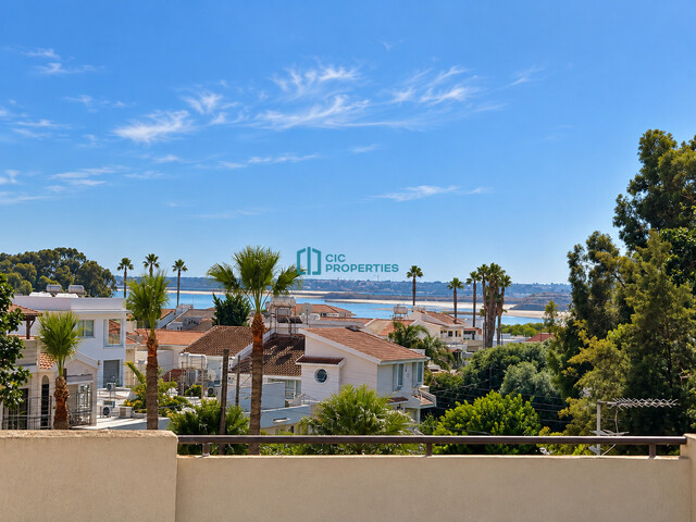Spacious 4-Bedroom First-Floor Apartment with Fireplace in Faneromeni, Larnaca – photo 1