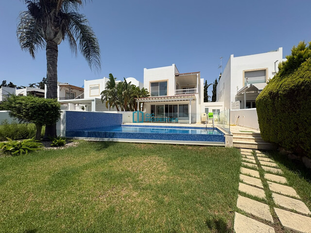 Sea Front Villa With Private Pool in Perivolia, Larnaca – photo 1