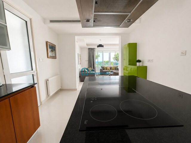 Sea Front Villa With Private Pool in Perivolia, Larnaca – photo 49
