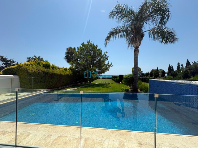 Sea Front Villa With Private Pool in Perivolia, Larnaca – photo 2