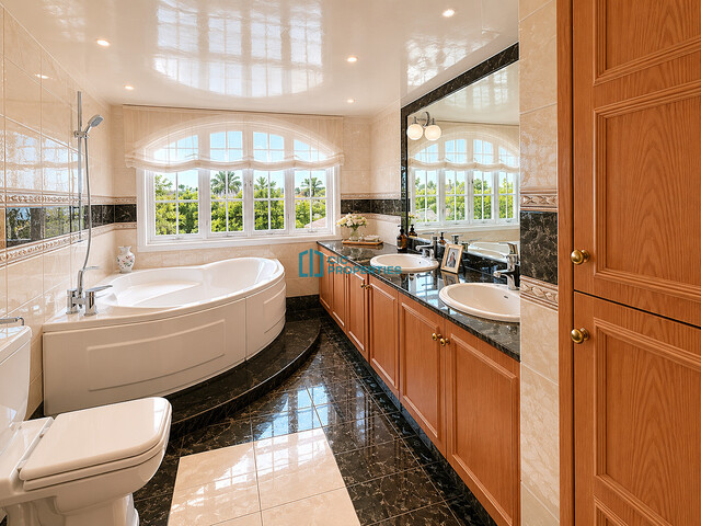 detachedHouse-6a141bff74893.jpg