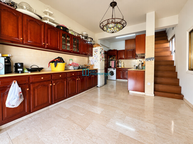 Spacious 4-Bedroom First-Floor Apartment with Fireplace in Faneromeni, Larnaca – photo 5