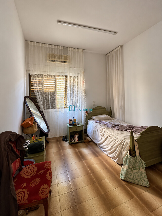 Spacious 4-Bedroom First-Floor Apartment with Fireplace in Faneromeni, Larnaca – photo 10