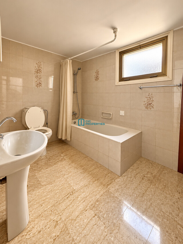 Spacious 4-Bedroom First-Floor Apartment with Fireplace in Faneromeni, Larnaca – photo 8