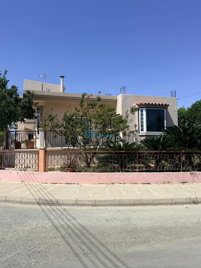 Spacious 3 Bedroom & 2 Bathroom  Bungalow in Dromolaxia - Sitting on A Large Plot – photo 1