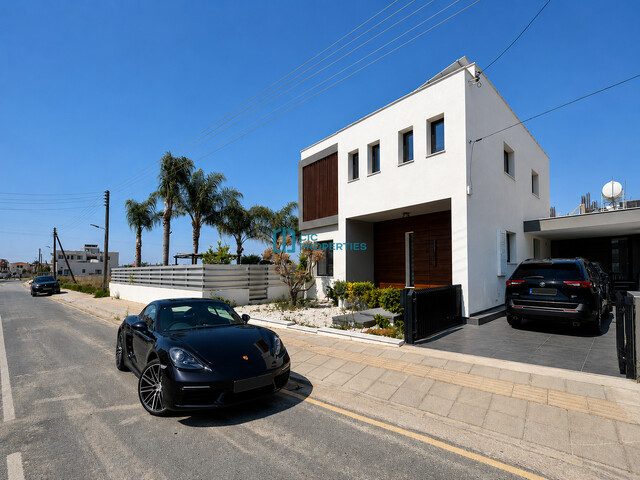 Recently Renovated - Three Bedroom + 1 Office  Detached House in Oroklini With Private Pool And Landscaping Garden Area – photo 1