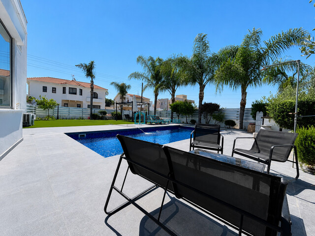 Recently Renovated - Three Bedroom + 1 Office  Detached House in Oroklini With Private Pool And Landscaping Garden Area – photo 25