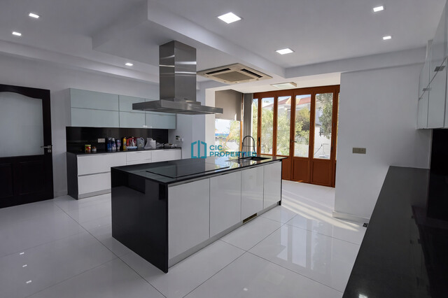 For Rent - Spacious Five Bedroom Mansion with Big Plot and Private Pool in Prestigious Oroklini Area of Larnaca – photo 9
