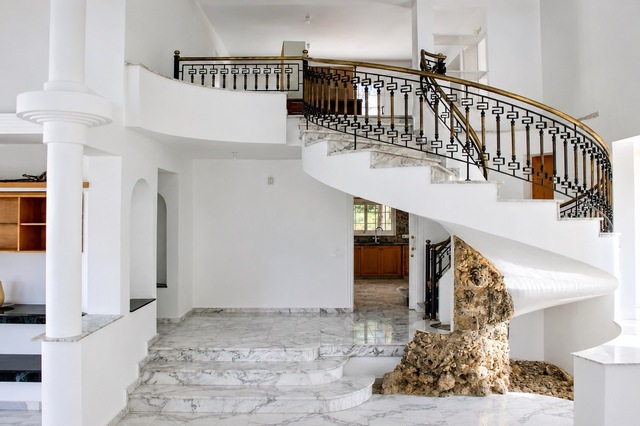 Private Luxury Home Adjacent to Green Area – photo 3