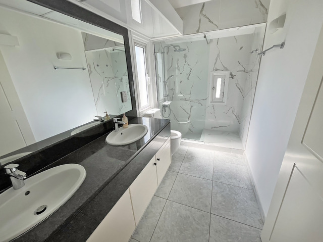 Private Luxury Home Adjacent to Green Area – photo 8