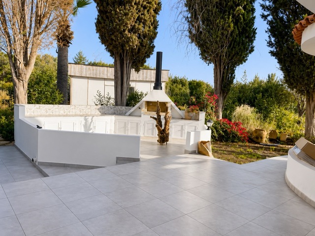 Private Luxury Home Adjacent to Green Area – photo 2