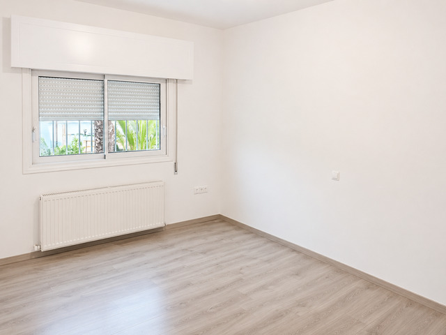 Fully Renovated Whole-Floor Apartment – photo 7