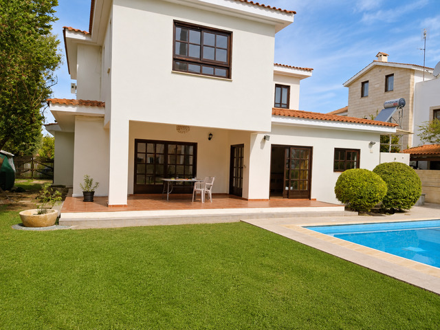 Elegant 3 Bedroom Home with Office & Pool – photo 1