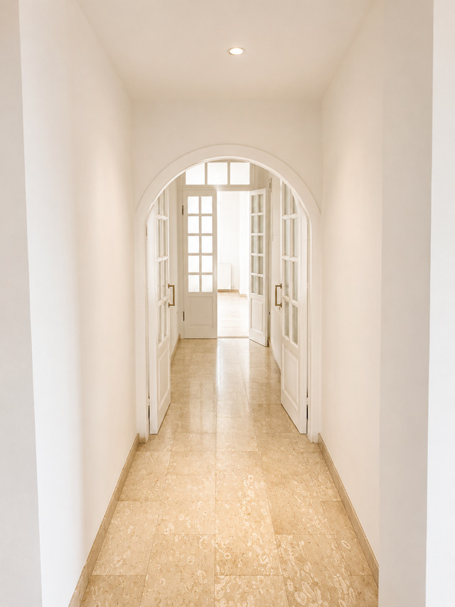 Fully Renovated Whole-Floor Apartment – photo 2