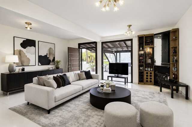Beautiful Corner House – photo 1