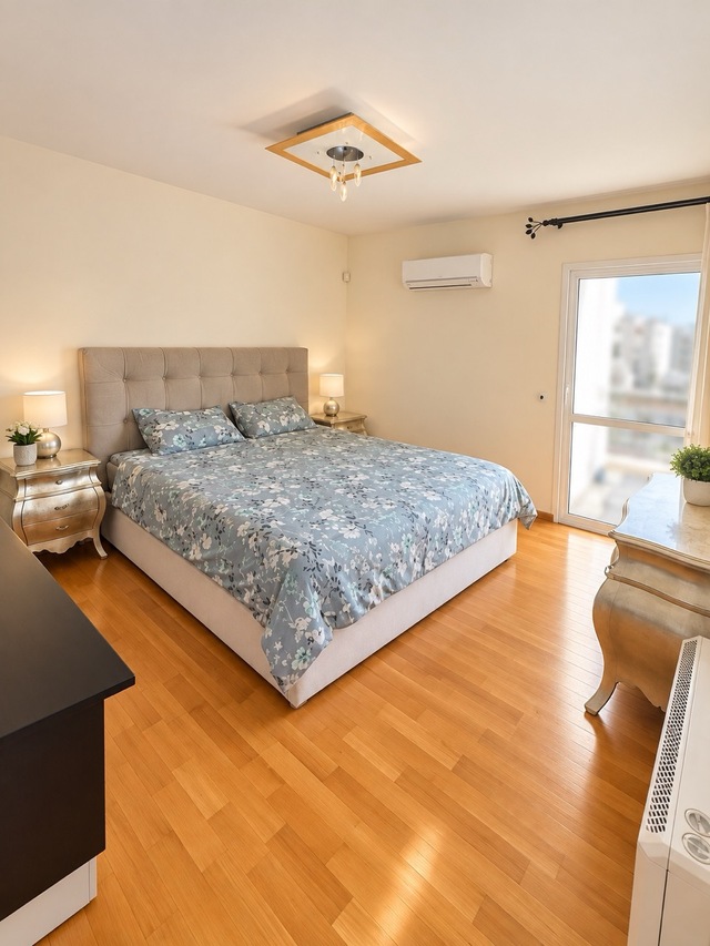 Spacious Whole Floor Residence – photo 8