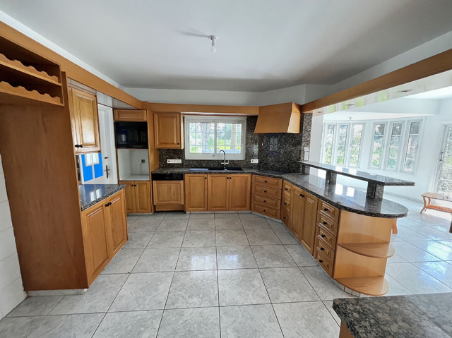 Private Luxury Home Adjacent to Green Area – photo 5