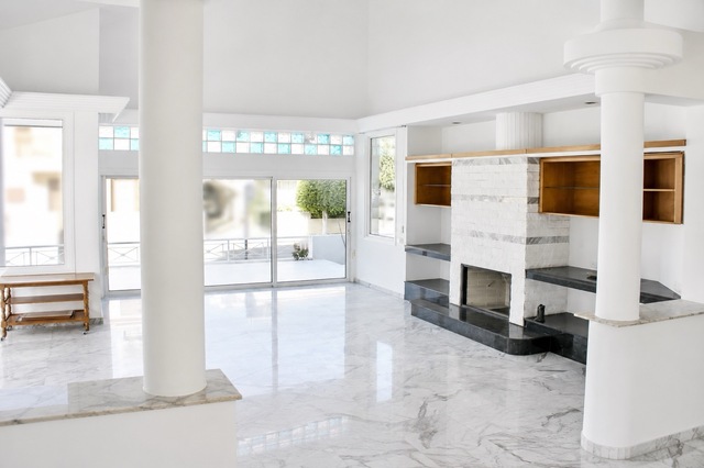 Private Luxury Home Adjacent to Green Area – photo 1