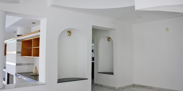 Private Luxury Home Adjacent to Green Area – photo 6