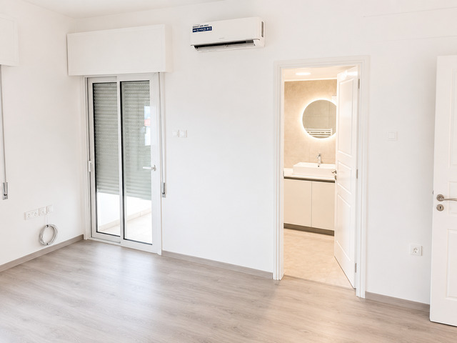 Fully Renovated Whole-Floor Apartment – photo 8