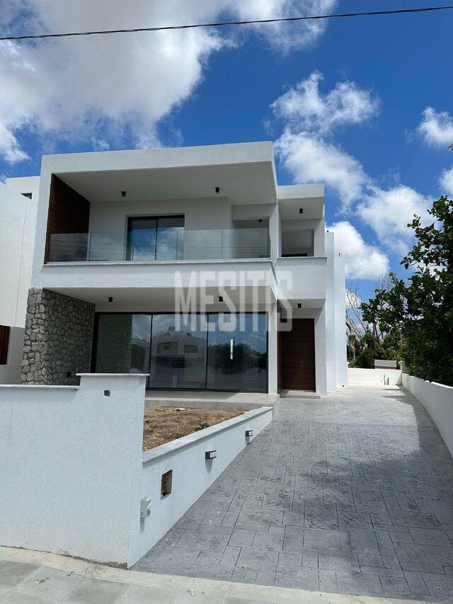 detachedHouse-72e3ee3e-3b6f-43f6-8b52-635bd1faeae4_Wtr.jpg