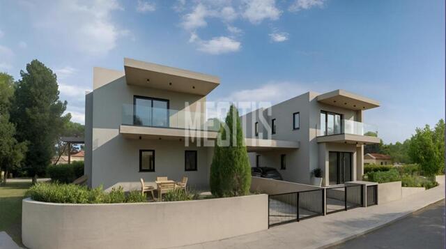 detachedHouse-5c4744d3-0c0e-42b5-b2fa-699424747cad_Wtr.jpg