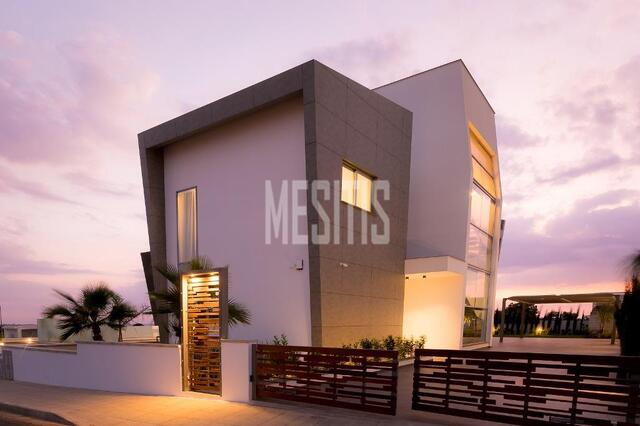 detachedHouse-7ce74afb-8b0d-41c7-a079-abdff1dedf13_Wtr.jpeg