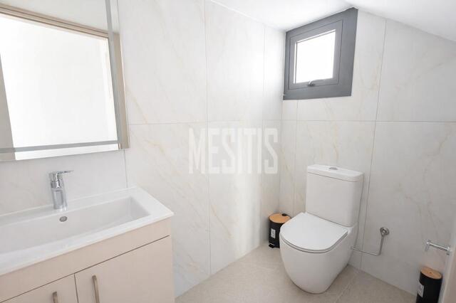 detachedHouse-22e0e3a9-3b42-4db1-a365-66542f716ecd_Wtr.jpg